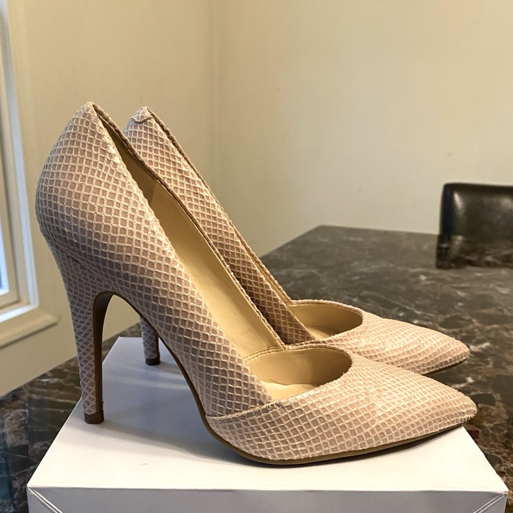 GUESS WOMEN’S POINTED TOE CLASSIC PUMP.